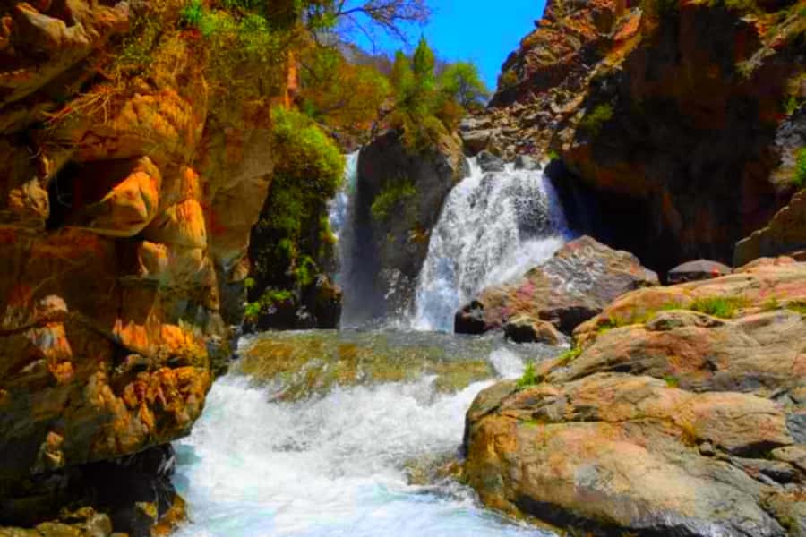 2 Days Desert Agafay and Atlas Mountains Trek From Marrakech - Lunch and dinner in the mountains
