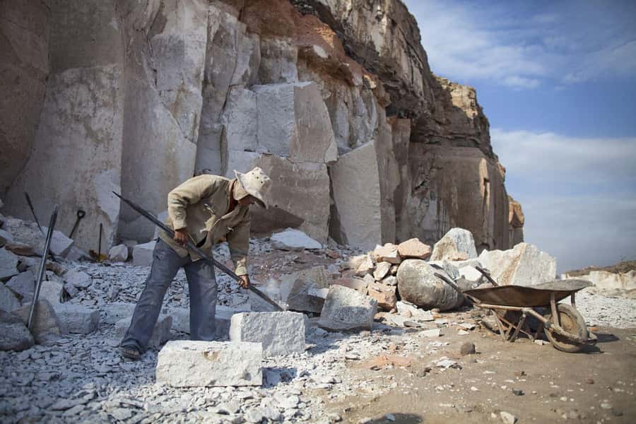 4 hours Tour: Route of Sillar with Trek in Culebrillas - Arriving at Añashuayco Quarry