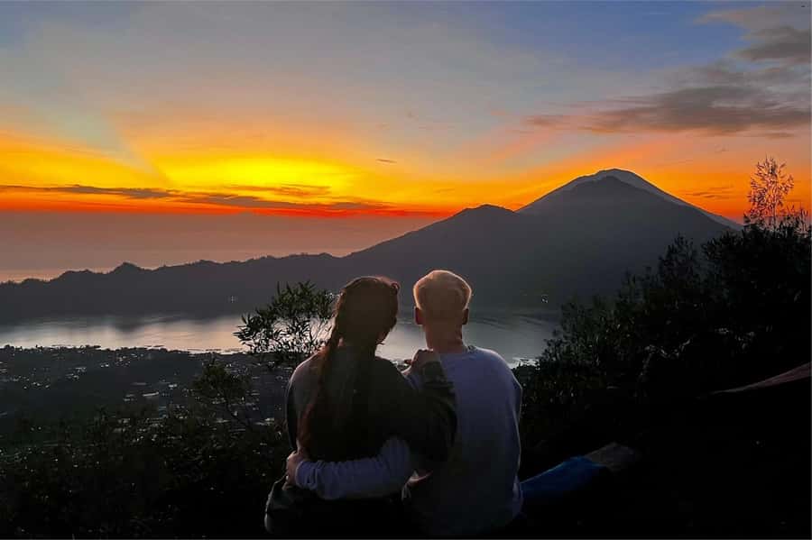 Bali: Mount Batur Sunrise Hike Including Transfer & All Cost - The first 50 minutes: an easier start in the dark