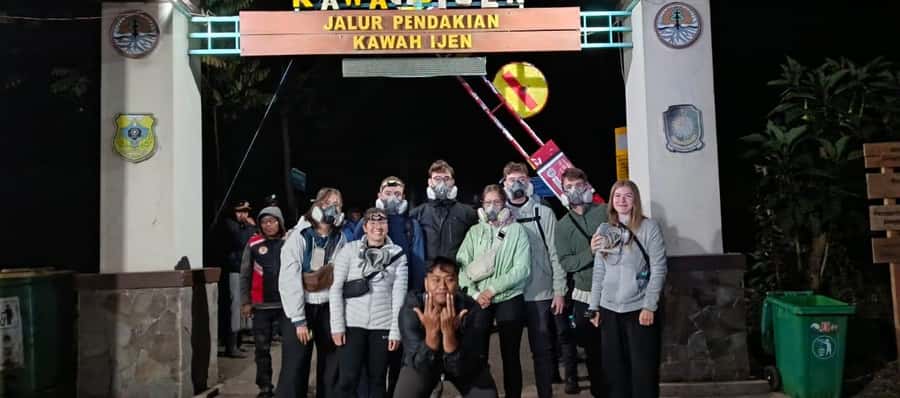 Bali or Banyuwangi: Mount Ijen Blue Fire Hiking - Meeting the sulfur miners