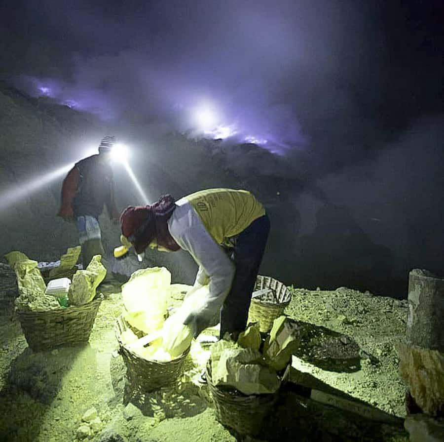 Bali or Banyuwangi: Mount Ijen Blue Fire Hiking - The descent, parking stop, and return journey