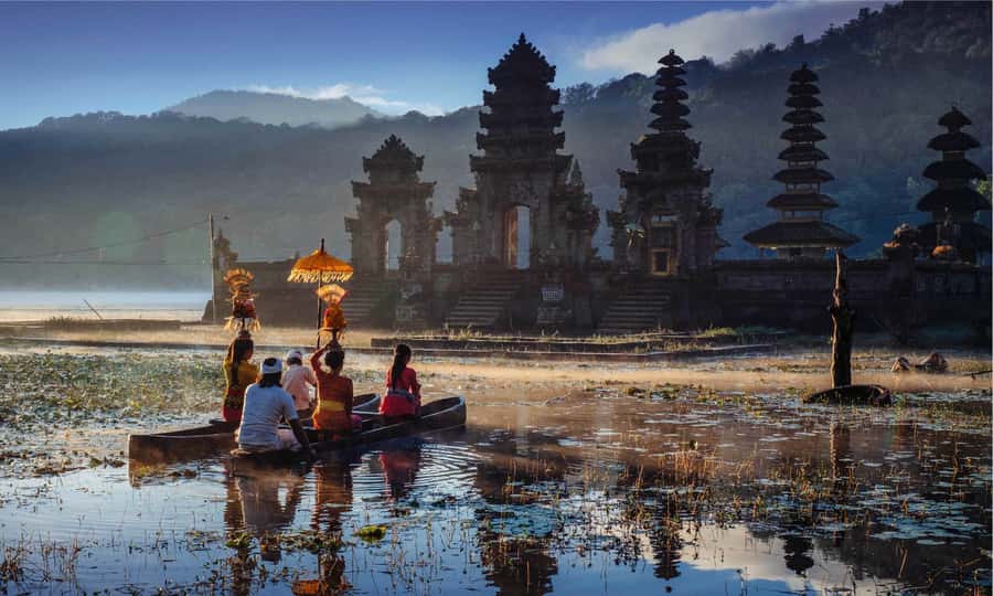 Bali: Twin Lakes, Handara Gates, and Forest Trekking Tour - Why the Twin Lakes deserve an early start