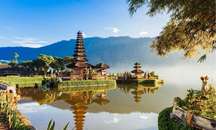 Bali: Twin Lakes, Handara Gates, and Forest Trekking Tour - Crossing Lake Tamblingan by traditional canoe