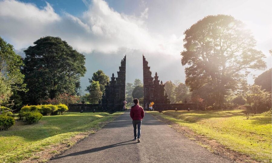 Bali: Twin Lakes, Handara Gates, and Forest Trekking Tour - Ulun Danu Bratan, the day’s strongest temple visit