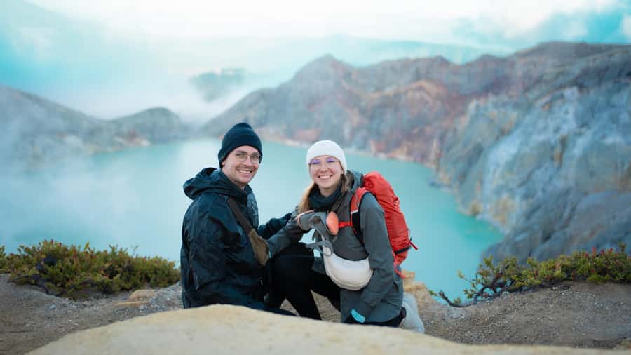 Banyuwangi: Ijen Crater Bluefire and Sunrise Guided Trek - Sunrise over the turquoise crater lake