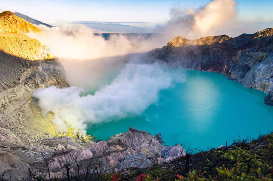 Banyuwangi : Mt Ijen Hike, Blue Fire & Panoramic Lake Guided - The crater descent and the blue-fire question