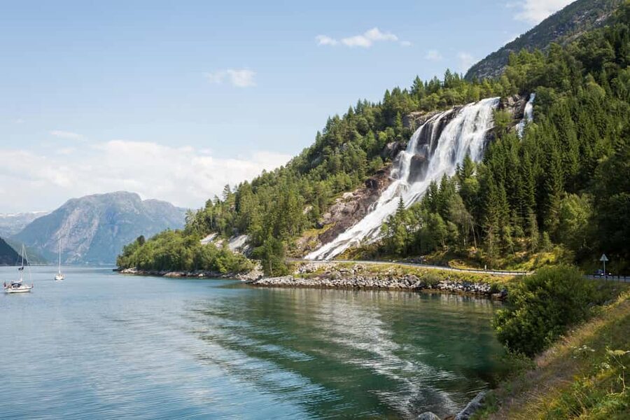 Bergen: Easy Hike to Bondhus Glacier Lake & Rosendal Visit - Should You Book the Bondhus Glacier Lake Tour?