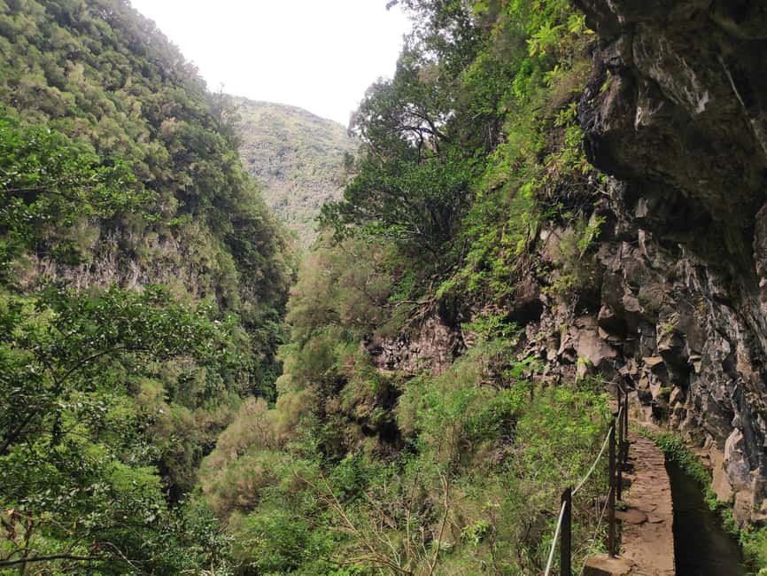 Caldeirão Verde: Levada Caldeirao Verde Hiking Transfer - The four tunnels require a little nerve