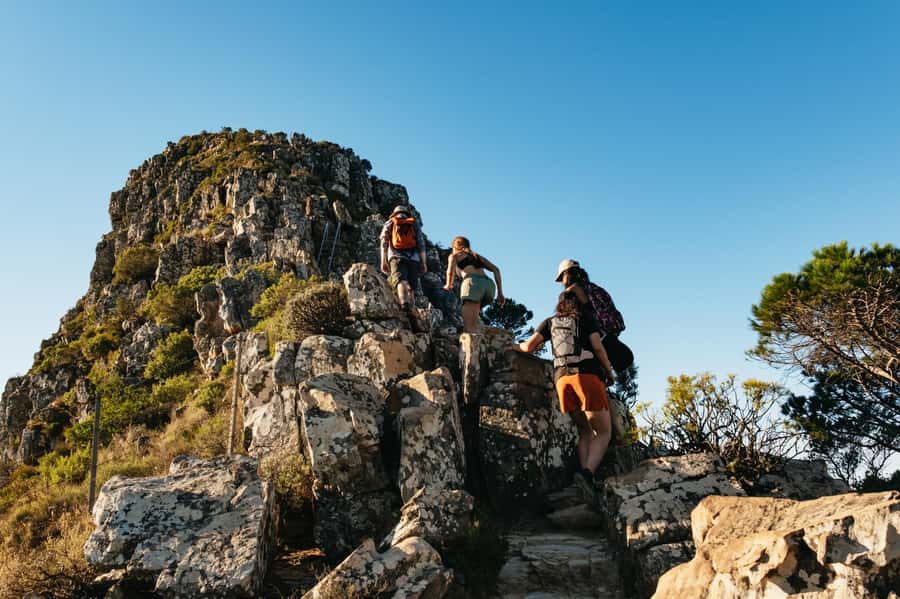 Cape Town: Lion's Head Guided Hike at Sunset - What the guides add to the experience