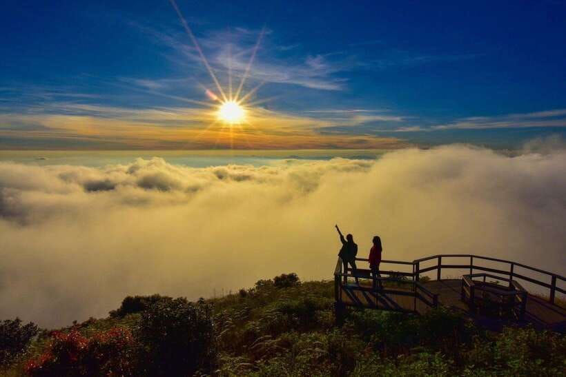 Chiang Mai: Doi Inthanon Park Tour & Kew Mae Pan Trail Hike - The twin pagodas and mountain views