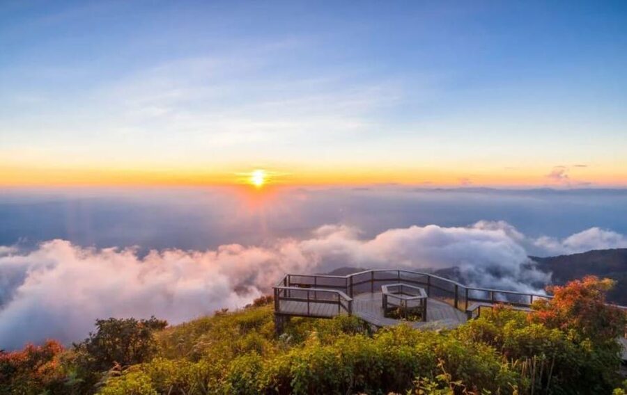 Chiang Mai: Doi Inthanon Park with Kew Mae Pan Hike Day Trip - The Twin Pagodas and their formal gardens