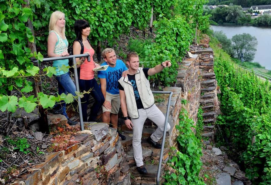 Cochem, Moselle: Wine experience hike with boat trip - Finding the winery after arriving in Bruttig