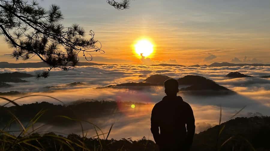 Dalat: Sunrise Trekking and Cloud Hunting experience - Watching clouds roll across Tuyen Lam Lake