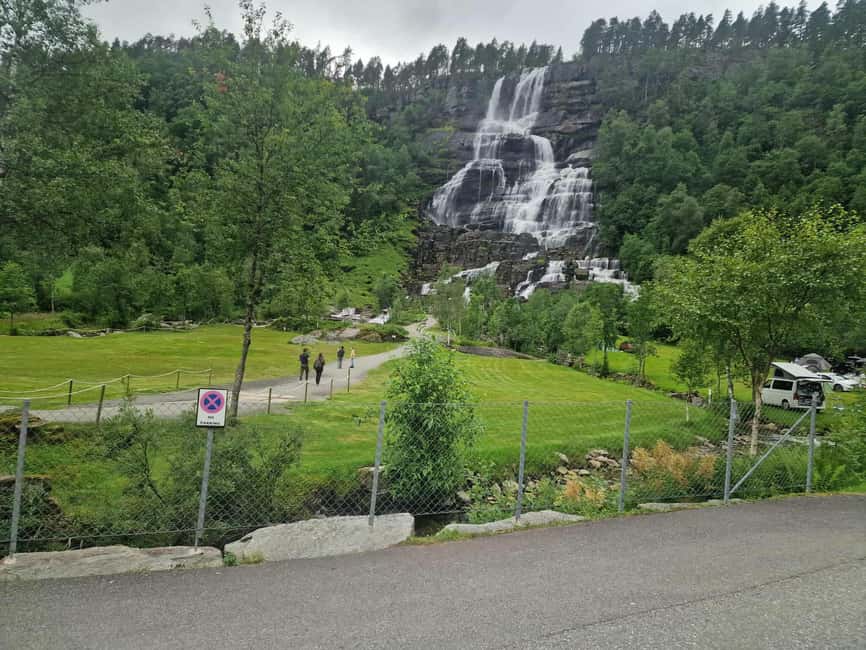 Flåm: Tvinde Waterfalls, Stalheimskleiva Hike & Gudvangen - Walking Stalheimskleiva and seeing two waterfalls