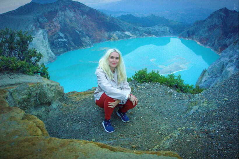 From Bali: Ijen Volcano Sunrise Hike with Transfer & All Fee - Sunrise beside Java’s largest acid lake