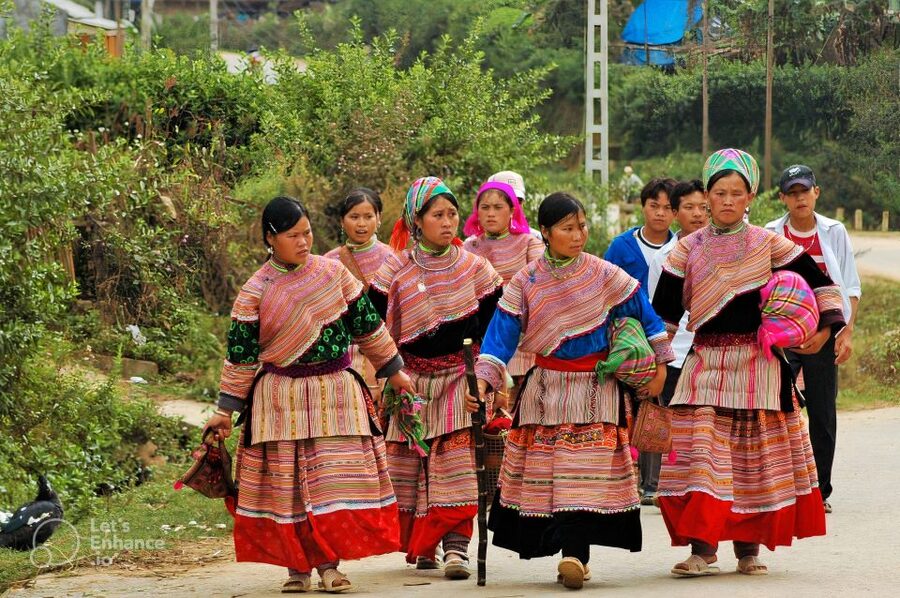 From Hanoi: 2-Day Sapa-Fansipan Peak & Trek & Ha Giang Bus - Walking from Lao Chai toward Ta Van