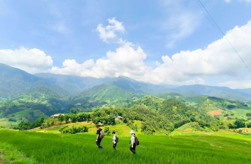 From Hanoi: 2-Day Sapa Trek Tour - Luxury Limousine Transfer - Choosing between a hotel and a homestay