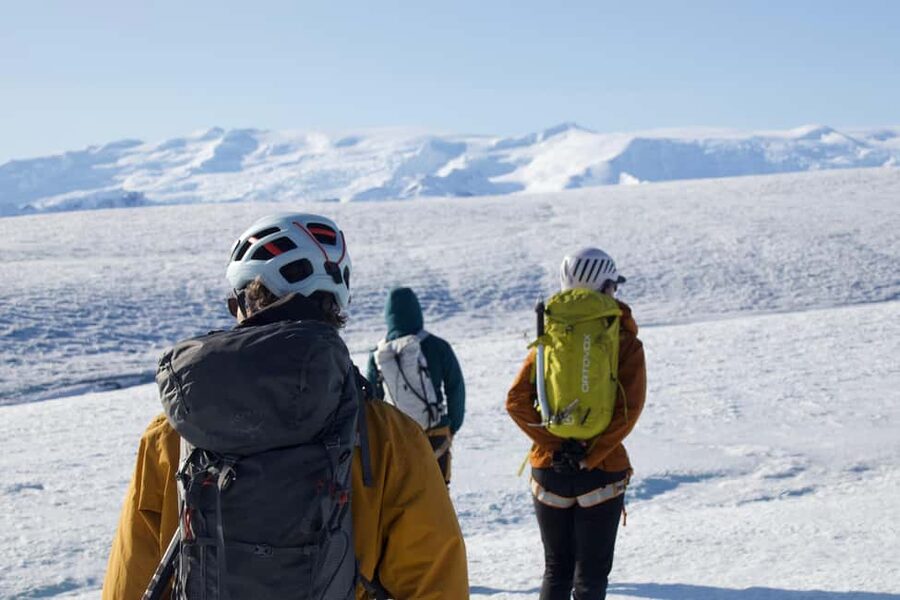 From Jökulsárlón: Vatnajökull Easy Level Glacier Hike - What the guide adds to the walk