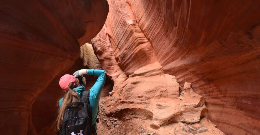 From Kanab: 3-Hour Peek-a-Boo Slot Canyon Hiking/Photo Tour - From Kanab to the canyon entrance
