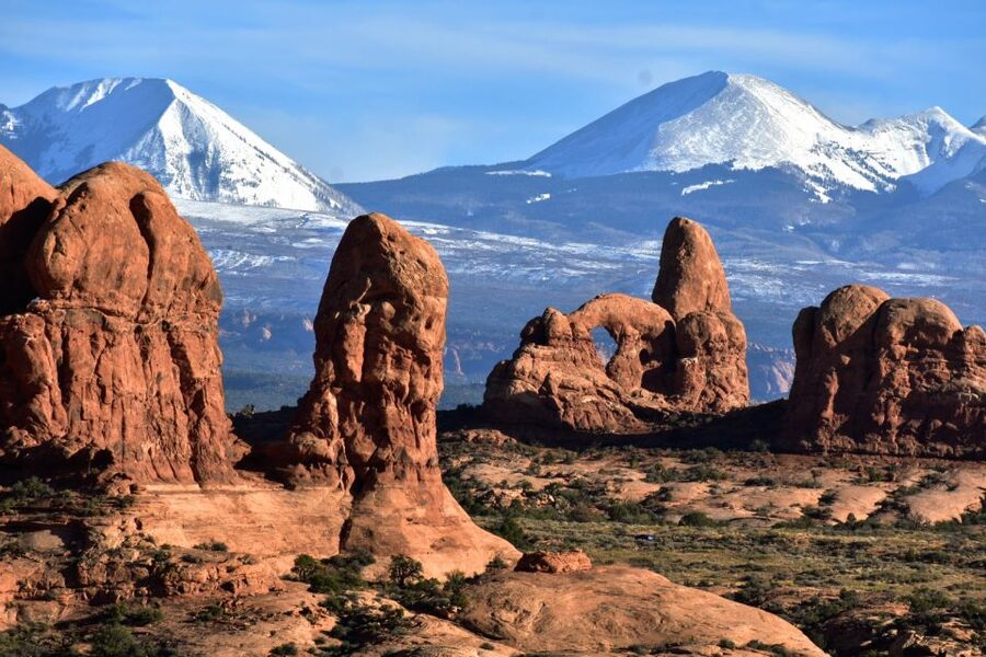 From Moab: Arches National Park 4x4 Drive and Hiking Tour - Starting in Moab and settling into the day