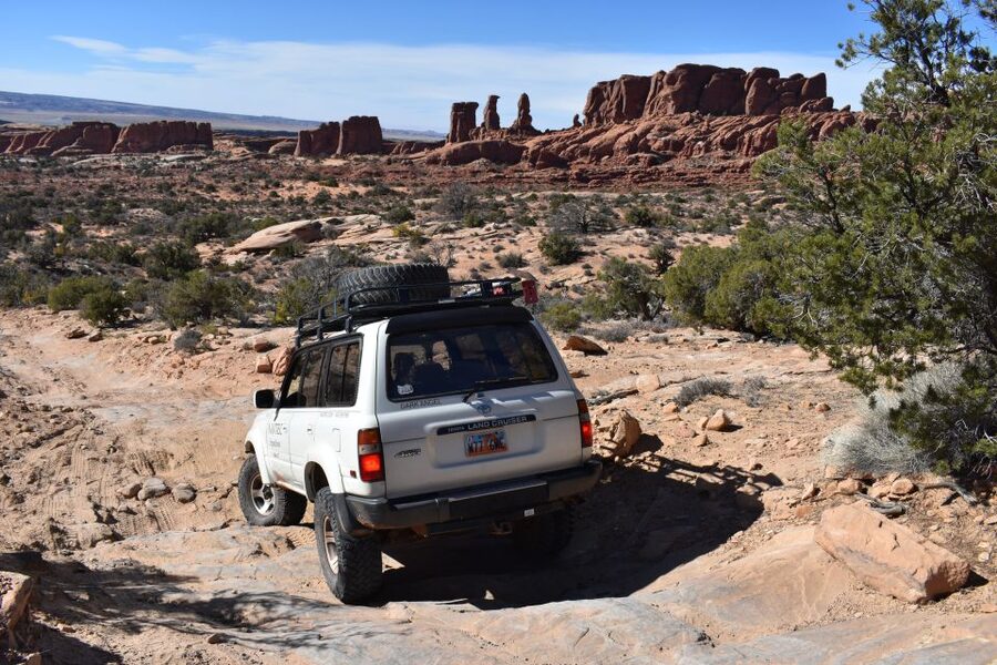From Moab: Arches National Park 4x4 Drive and Hiking Tour - Who should book this Arches tour?