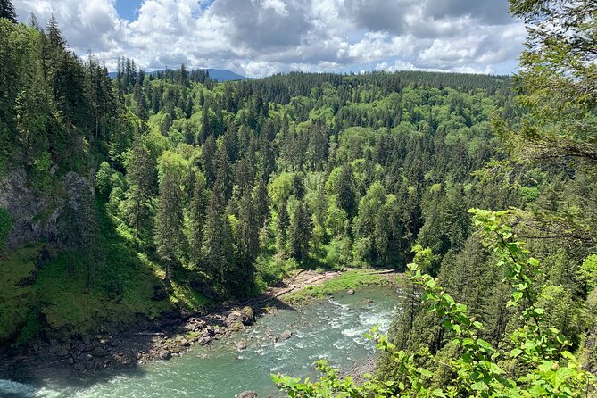 Guided forest hike to Seattle waterfalls incl. Snoqualmie Falls - Borst Lake and the Mount Si reflection
