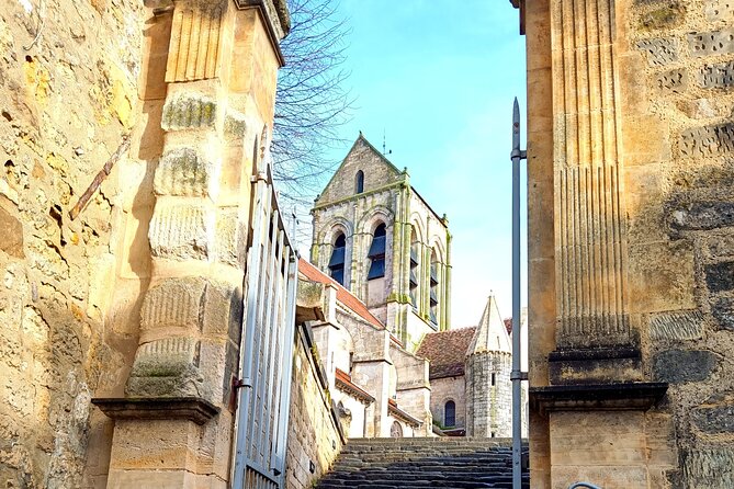 Hiking Adventure in Van Gogh's Footsteps with 6 miles walk - Lunch in the Château d’Auvers Gardens