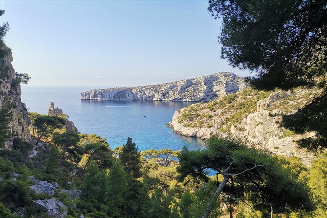 Hiking in the Calanques National park from Marseille - Descending toward Sugiton