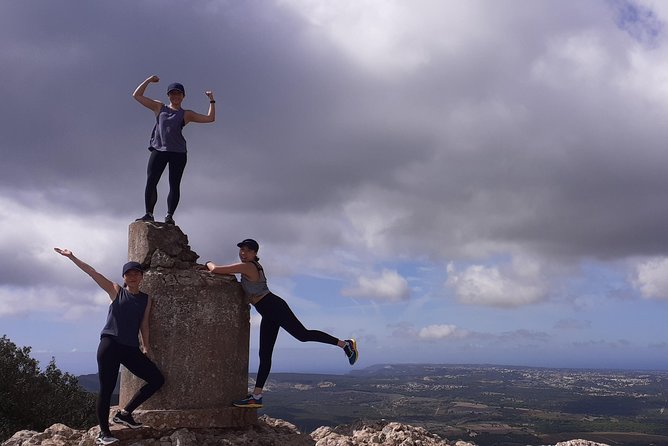 Hiking tour to the highest point of Arrábida mountain - The first steps through thick Mediterranean vegetation