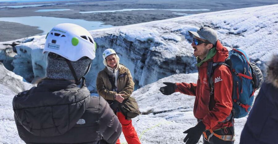 Jökulsárlón: Vatnajökull Glacier Guided Hiking Tour - What the guide adds to the walk