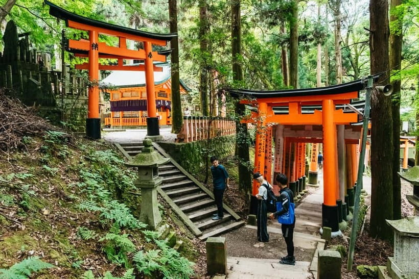 Kyoto: 3-Hour Fushimi Inari Shrine Hidden Hiking Tour - Entering Fushimi Inari from the famous side