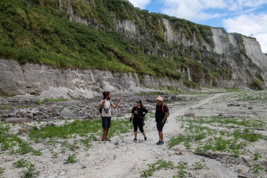 Manila: Mount Pinatubo 4X4 & Hiking Trip - The six-kilometer hike through riverbeds and cliffs