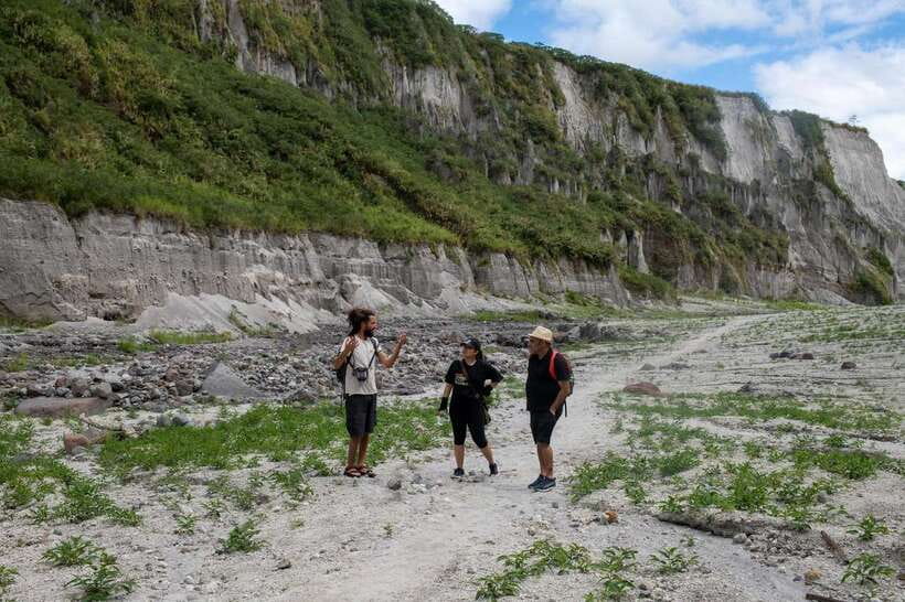 Manila: Mount Pinatubo 4X4 & Hiking Trip - The crater lake and 90-minute rest