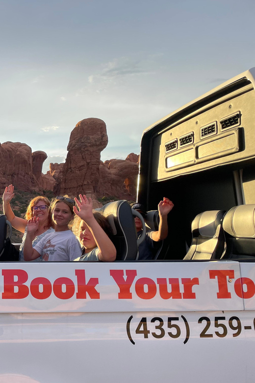 Moab: Arches National Park Sightseeing Tour - Four hours inside Arches National Park