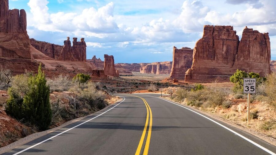 Moab: Arches National Park Sightseeing Tour - Snacks, drinks, and comfort on the road