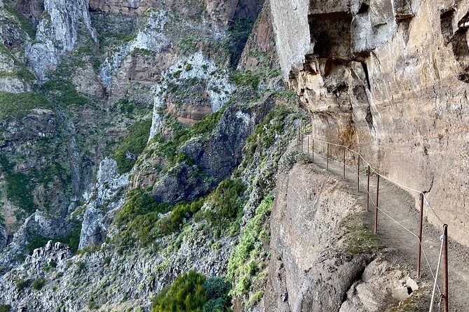Morning Transfer To Pico Do Arieiro, Hike To Pico Ruivo & Return From Teixeira - How hard is the walk?