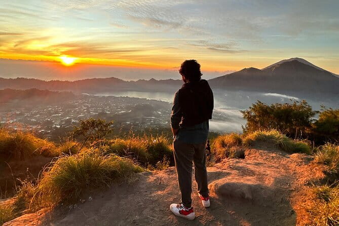 Munduk: Twin Lake Jungle Hike, Ulun Danu Temple, & Waterfall - Crossing Tamblingan by traditional canoe
