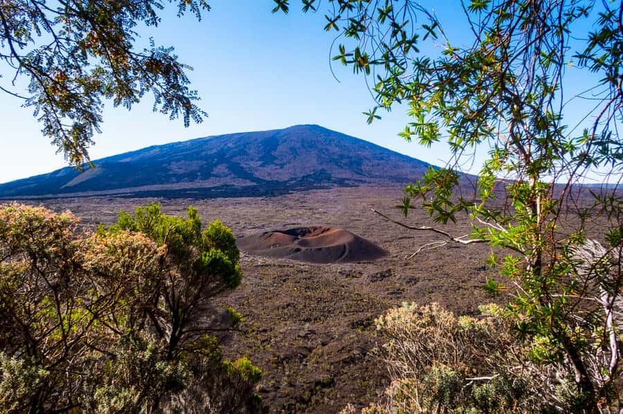 Réunion: Piton de la Fournaise Guided Volcano Hike - The 120-meter descent into the Fouqué Enclosure