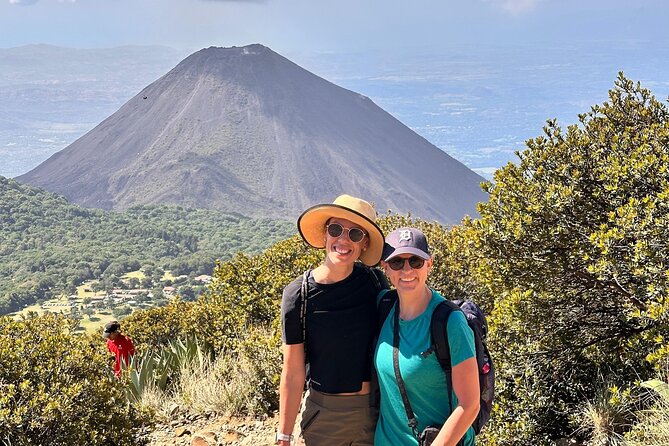 Santa Ana Volcano Tour: Beat the Crowds on an Early Morning Hike! - Reaching the Emerald Crater Lake