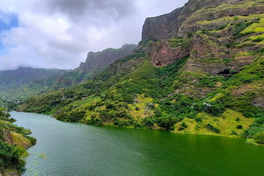 Serra Malagueta: Principal Valley Hike & Lunch with Locals - The 4.5-kilometer trail and its steep descent