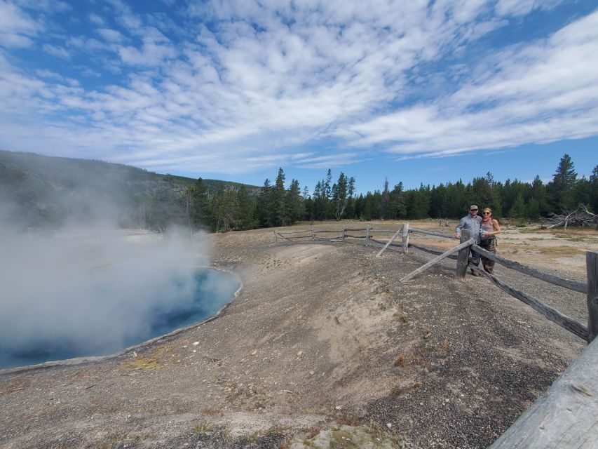 Yellowstone: Upper Geyser Basin Hike with Lunch - Old Faithful and the Old Faithful Inn